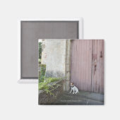 閉じたドアの前に座っている犬 マグネット (正面/裏面)
