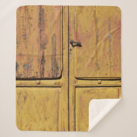 閉じた茶色の木製キャビネット シェルパブランケット (正面)