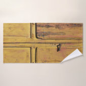 閉じた茶色の木製キャビネット バスタオル (バスタオル)