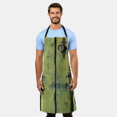 閉じた茶色の木製2枚扉 エプロン (着用した状態)