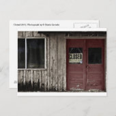 閉じた – 赤い古いドア ポストカード (正面/裏面)