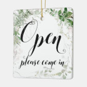 閉店した小売店舗の緑かわいらしのウィンドウを開く セラミックオーナメント (左)