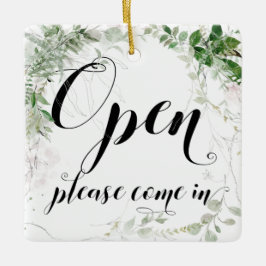 閉店した小売店舗の緑かわいらしのウィンドウを開く セラミックオーナメント