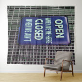 開いたおもしろい記号、閉じたおもしろい記号 タペストリー (インサイチュ(横))