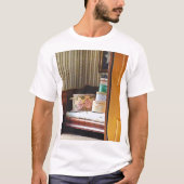 開いたドアから見えるハットボックス Tシャツ (正面)