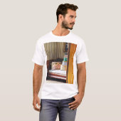 開いたドアから見えるハットボックス Tシャツ (正面フル)