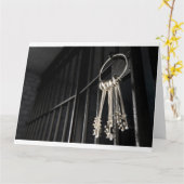 開いたドアと鍵の束を持つ刑務所のセル カード (黄色い花)