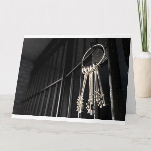 開いたドアと鍵の束を持つ刑務所のセル カード (正面)