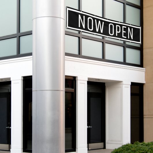 開いたバナー(黒) 横断幕 (ビルの外側)