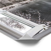 開いた凍ってい窓から美しい湖の景色 ポスター (角)