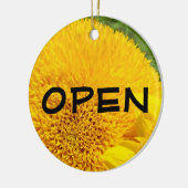 開いた印によって閉められている印のオーナメントの黄色のヒマワリ セラミックオーナメント (左)