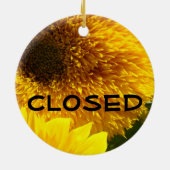 開いた印によって閉められている印のオーナメントの黄色のヒマワリ セラミックオーナメント (裏面)