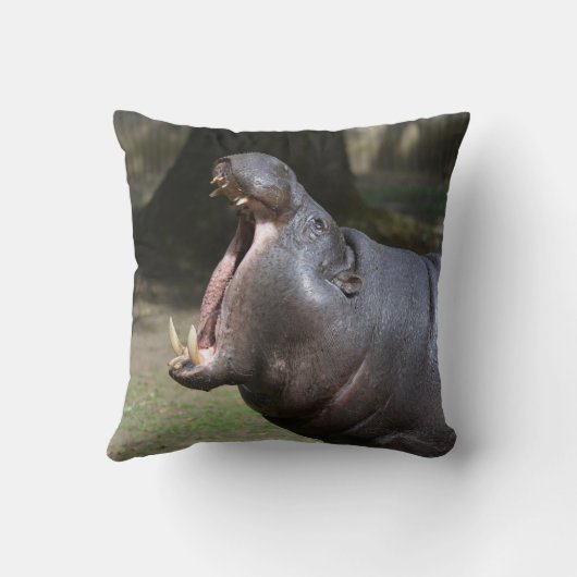 開いた彼の口を持つカバ クッション (裏面)