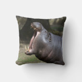 開いた彼の口を持つカバ クッション (正面)