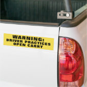 開いた警告の運転者の練習は黄色を運びます バンパーステッカー (トラック上)