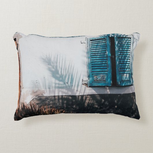 開いた青いルーバー窓 アクセントクッション (正面)