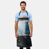 開いた青いルーバー窓 エプロン (着用した状態)