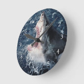 開いた高い鮫の口 ラウンド壁時計 (傾斜)