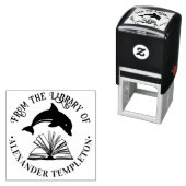 開いているブックライブラリ名の上をジャンプするイルカ セルフインキングスタンプ (インサイチュ)