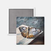 開いている本に座っている蝶 マグネット (正面/裏面)