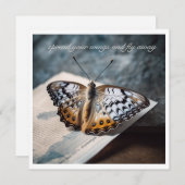 開いている本に座る蝶、カスタマイズ可能 (正面/裏面)