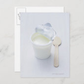開けられた使い捨て可能なコップのヨーグルト ポストカード (正面/裏面)