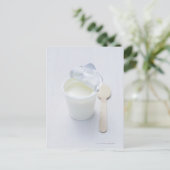 開けられた使い捨て可能なコップのヨーグルト ポストカード (スタンド正面)