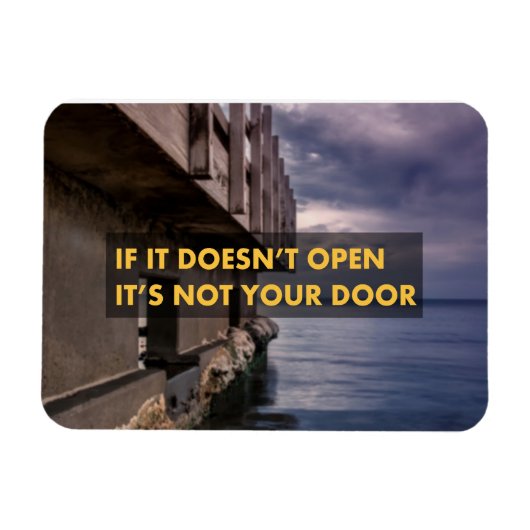 開もしかないドアじゃない マグネット (横)