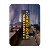 開もしかないドアじゃない マグネット (縦)