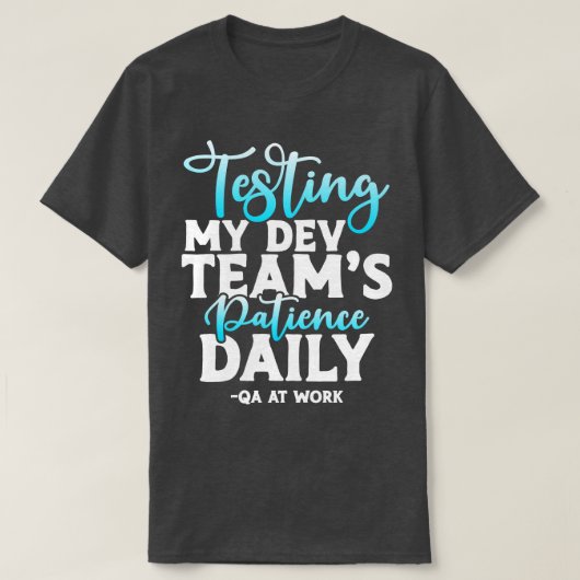 開発チームの忍耐力を毎日テストするQAテスター Tシャツ (デザイン正面)