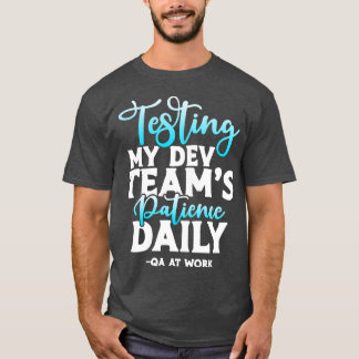 開発チームの忍耐力を毎日テストするQAテスター Tシャツ