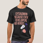 開発者でさえヒーローを必要とするのでSysadmin おもしろい Tシャツ (正面)