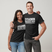 開発者でさえヒーローを必要とするのでSysadmin Tシャツ (ユニセックス)