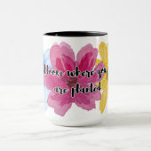 開花が植えられているマグカップ マグカップ (中央)