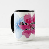 開花が植えられているマグカップ マグカップ (正面左)