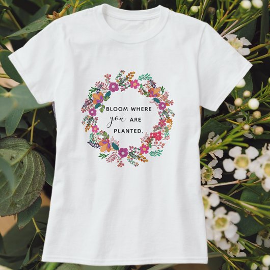 開花が植えられている秋のフローラリース Tシャツ