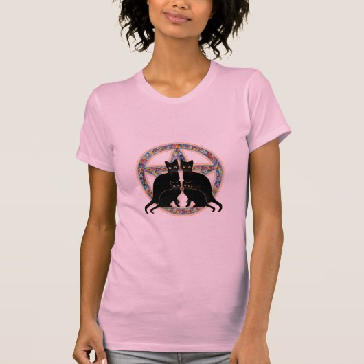 開花した五芒星の黒猫のWiccaの魔法のTシャツ Tシャツ (正面)