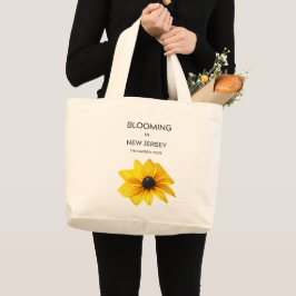 開花する黄色の多年草の花柄コットンビーチ ラージトートバッグ