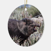開花の中であくびをしている襟首をつかまれたペッカリー(javelina) セラミックオーナメント (左)