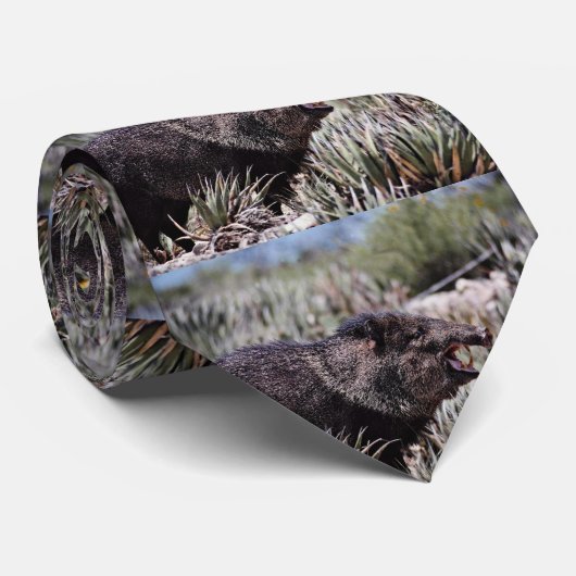 開花の中であくびをしている襟首をつかまれたペッカリー(javelina) ネクタイ (ロール)