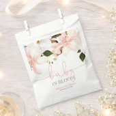 開花ピンクの白フローラのベビー フェイバーバッグ (クリップ留めされた状態)