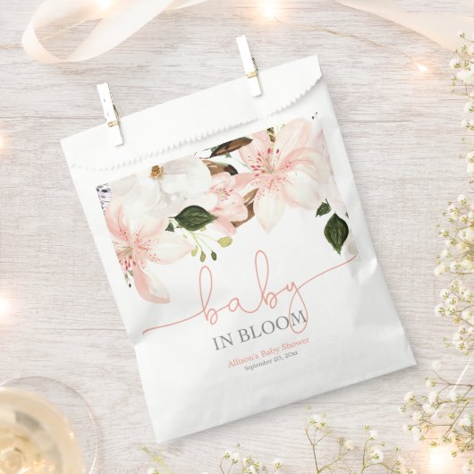 開花ピンクの白フローラのベビー フェイバーバッグ (クリップ留めされた状態)