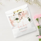 開花ピンクの白フローラのベビー フェイバーバッグ (封をした状態)