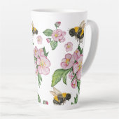 開花リンゴ果樹園とミツバチの水彩画 カフェラテマグ (右アングル)