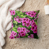 「開花鮮やか:青々としたブッシュのホットピンクのゲラニウム クッション (ブランケット)