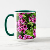 「開花鮮やか：青々としたブッシュのホットピンクのゲラニウム マグカップ (左)