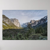 間に曇った空の下の山の近くの緑の木 ポスター (正面)