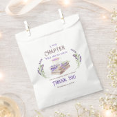 間もなく新しい章が始まります ラベンダー ブックス ベイビー シャワー フェイバーバッグ (クリップ留めされた状態)