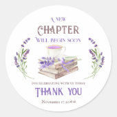 間もなく新しい章が始まります ラベンダー ブックス ベイビー シャワー ラウンドシール (正面)