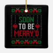 間もなく結婚するクリスマスプレゼントの花嫁と花婿 セラミックオーナメント (裏面)